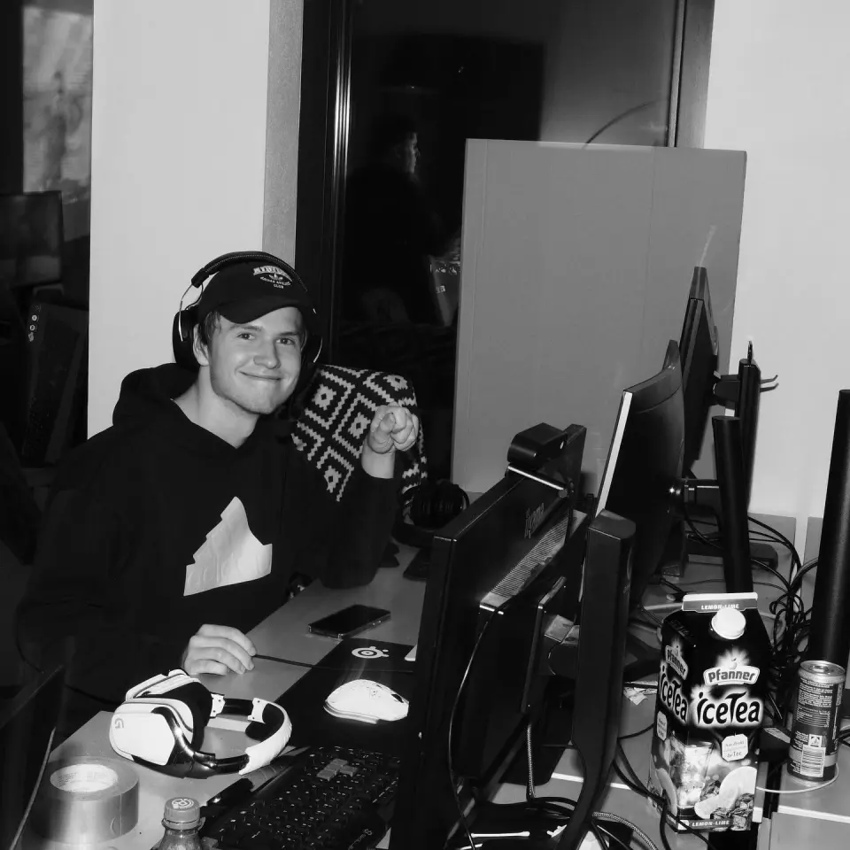 Spieler mit Kappe und Headset an seinem Platz